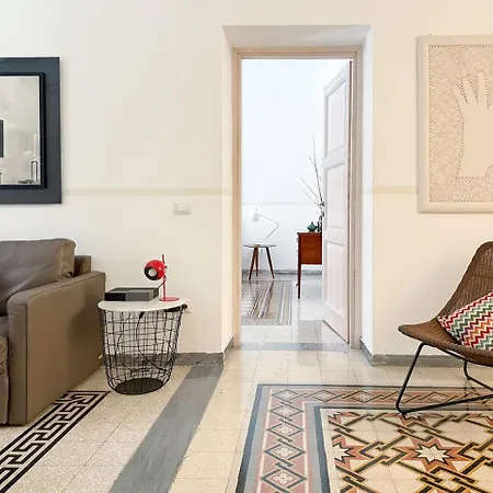 Modern Comfort, Poetic Charm * רומא